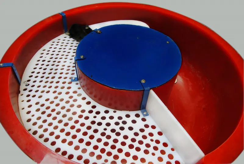 Vibratory bowl with perforated separation screen
